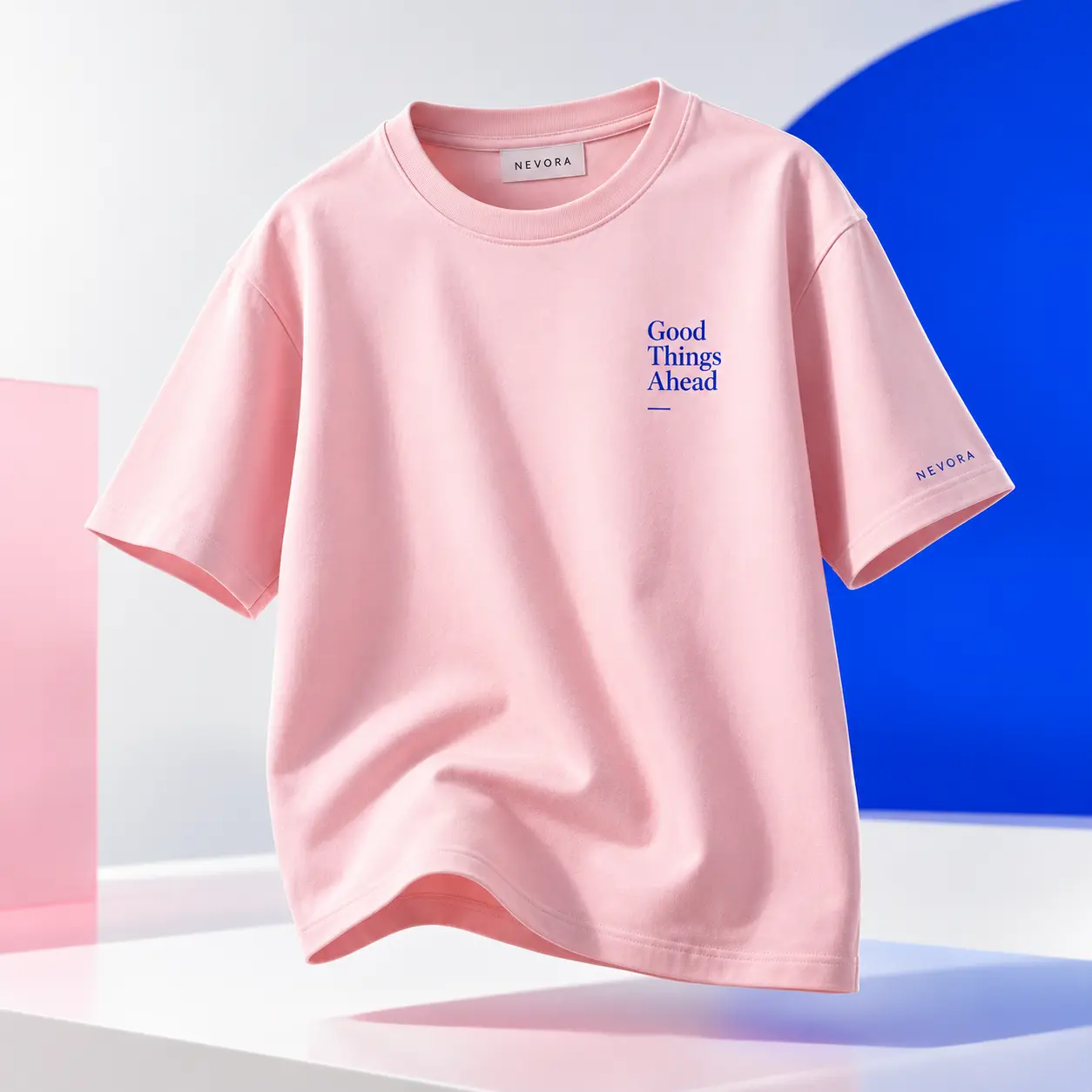 Camiseta rosa con estampado azul eléctrico